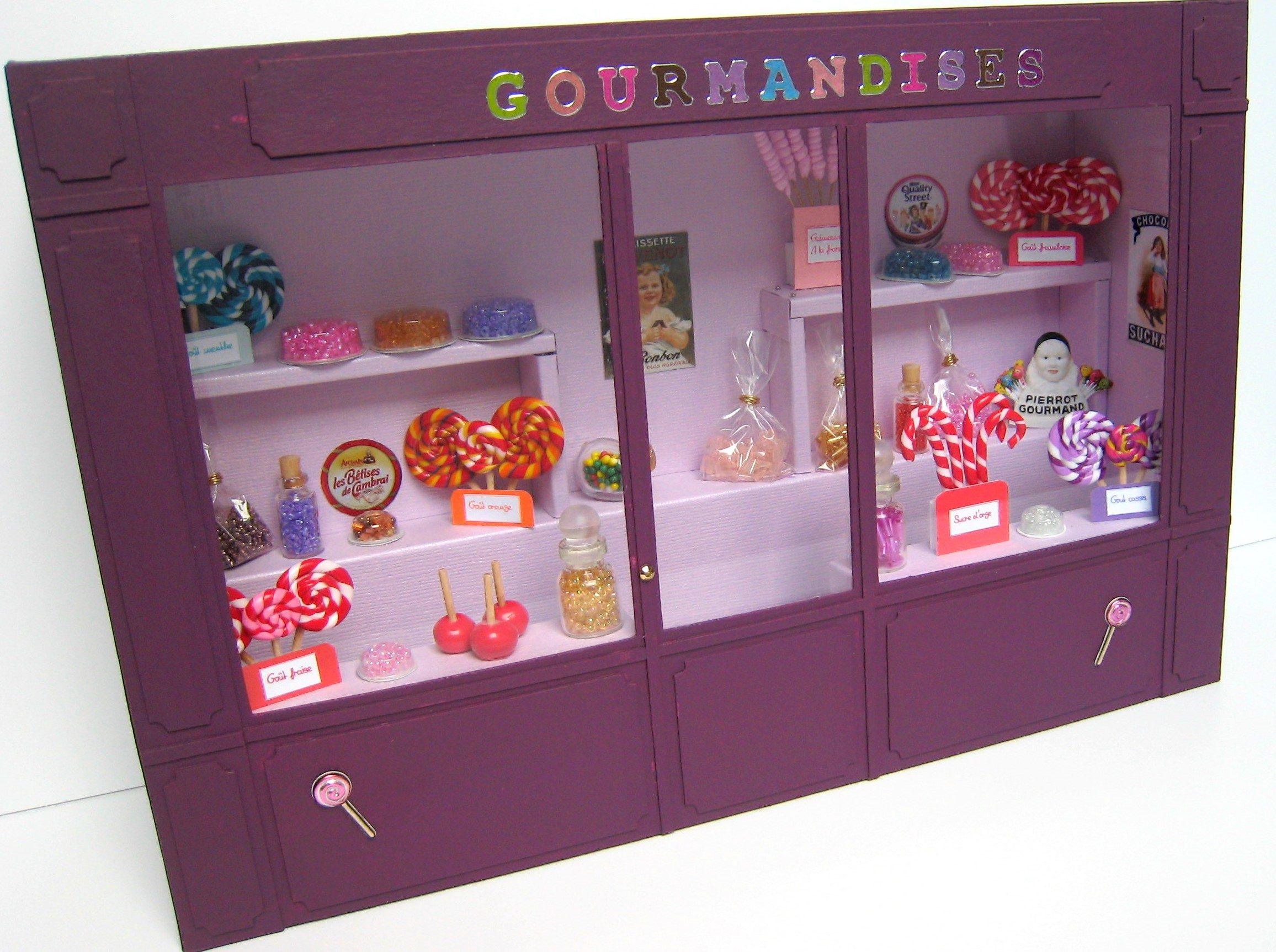 Vitrine 911ad46244a47d63a47facf25a079458.jpg