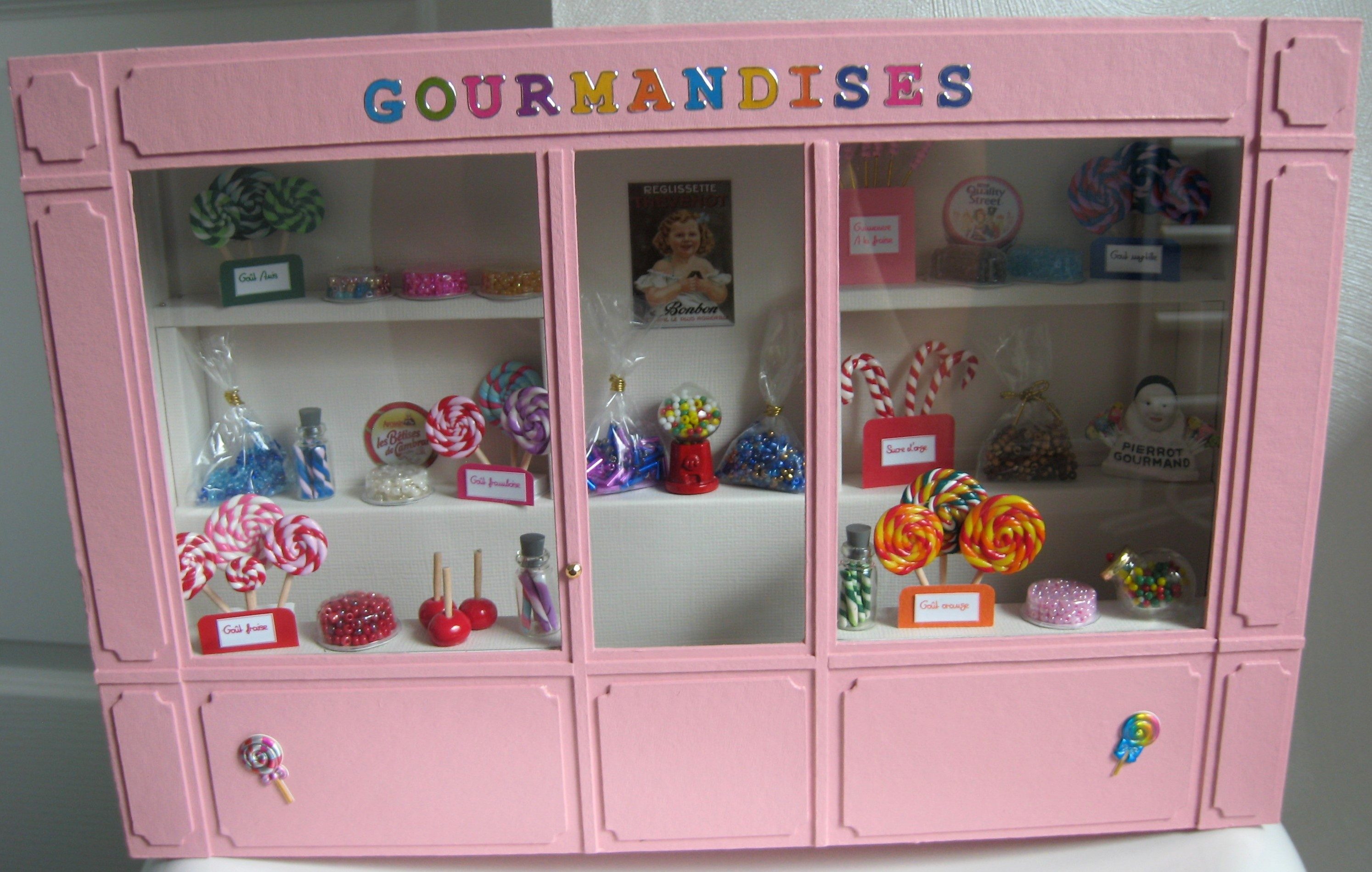 Vitrine 944077c764c14f2a54e5f6241b61b86f.jpg